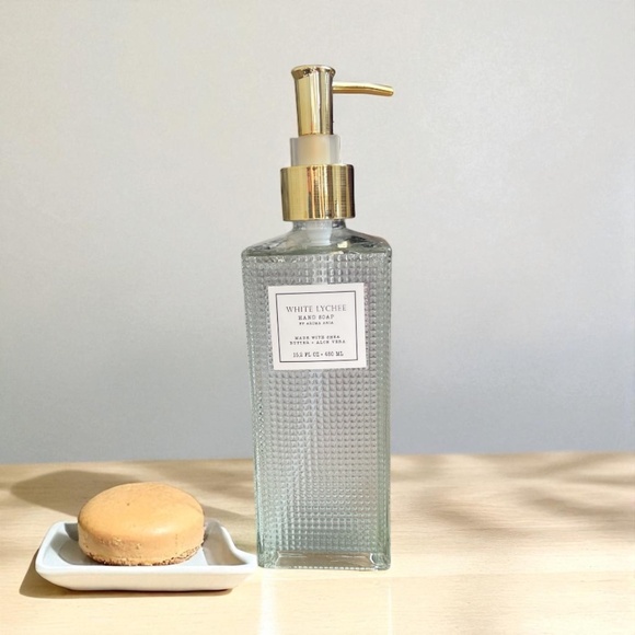 Aroma Aria White Lychee Hand Wash | 15.2 oz Faceted Glass Bottle | Shea Butter - Picture 1 of 1
